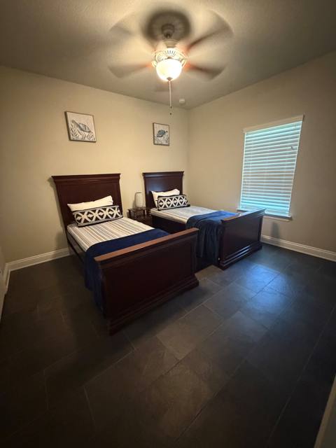 Bedroom 4 with two twin beds
